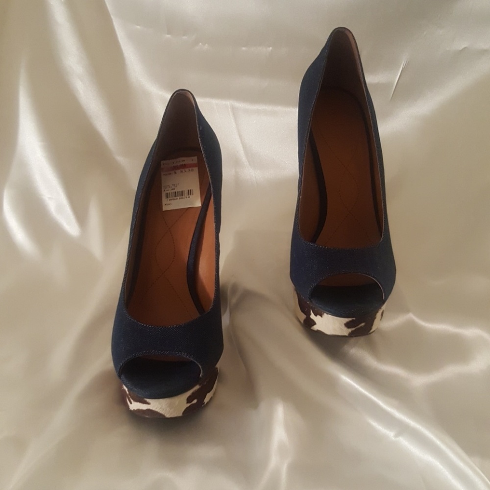 Nine West size 10.5 open toe platforms.